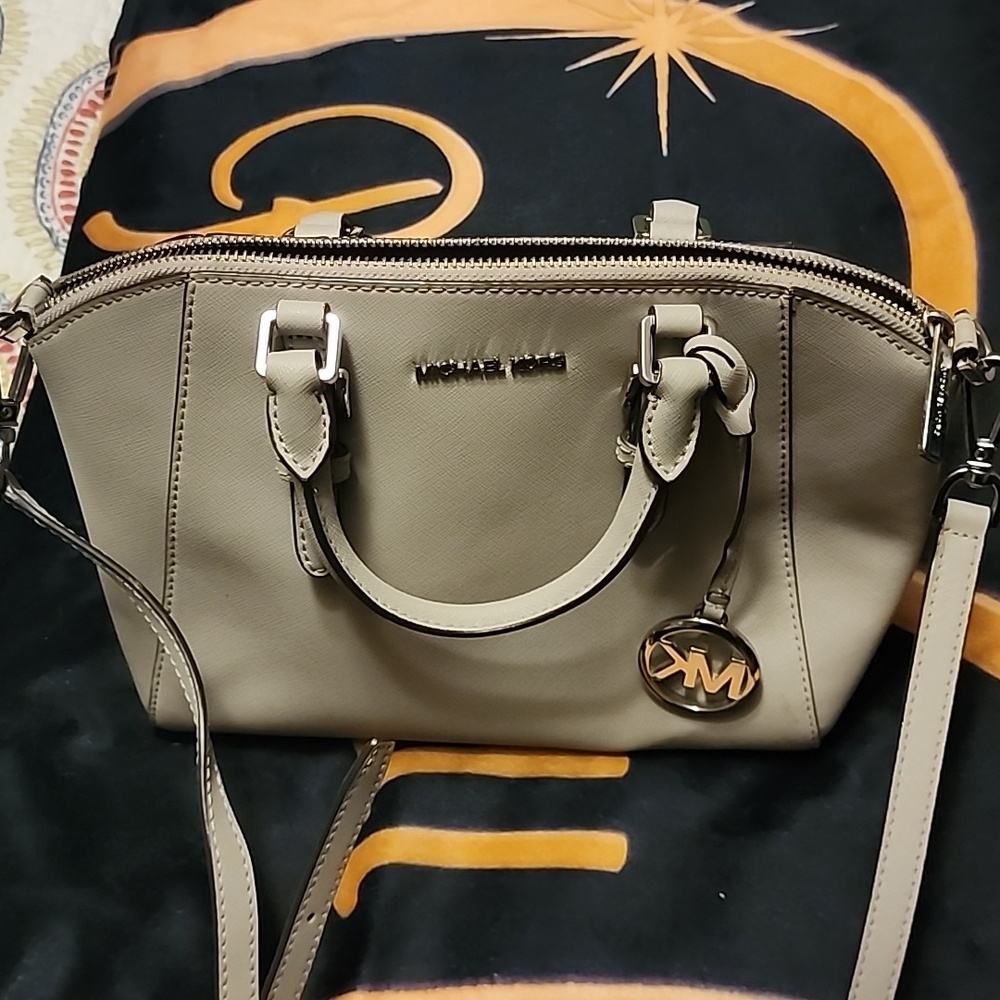 Grey converting cross body